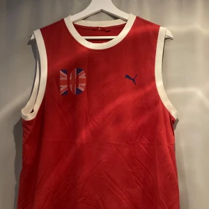 Vintage Great Britain UK Linne Storlek Large - Ett linne/tank-top från Puma med ett ”Great Britain” tryck. Storleken på tvätt lappen är large men passar någonstans mellan en medium och en large enligt mig 🤓Perfekt blokecore tröja för Oasis återföreningen 2025!