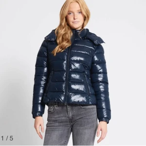 Helt slutsåld pufferjacka från lager 157 - Glansig puffer jacka från lagar 157, helt slutsåld, aldrig används och lapparna är kvar, säljs pga fel storlek 