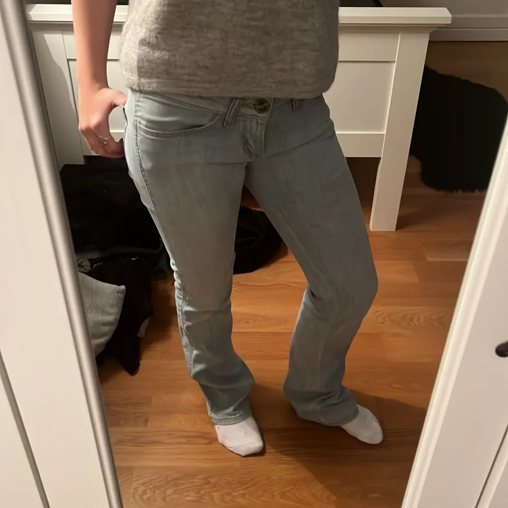 Säljer ett par ljusblå lågmidjade och utsvängda jeans från Wrangler i bra skick. De har en klassisk femficksdesign. Mina absoluta favorit jeans, säljer pgr av lite för långa💗. Jeans & Byxor.