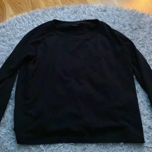 Tunn svart stickad tröja med öppen rygg - Nästan helt oanvänd svart stickad tröja med en liten öppning i ryggen. 