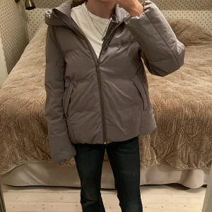 Vinterjacka - Jag säljer denna vinterjackan från uniqlo då den tyvärr inte kommer till användning längre. Den är köpt för ca 2 år sedan men endast använd en vinter. Köpt för 1200kr och jag säljer nu för 150kr. Den har inga defekter och är i bra skick