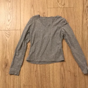  Tröja som jag själv sytt - Endast testat den på! Ena handleds delen är sydd ut och in(se bild 4). Lågt pris då den inte kommer till användning. OBV!!! Ser inte så professionellt sydd på nära håll! 