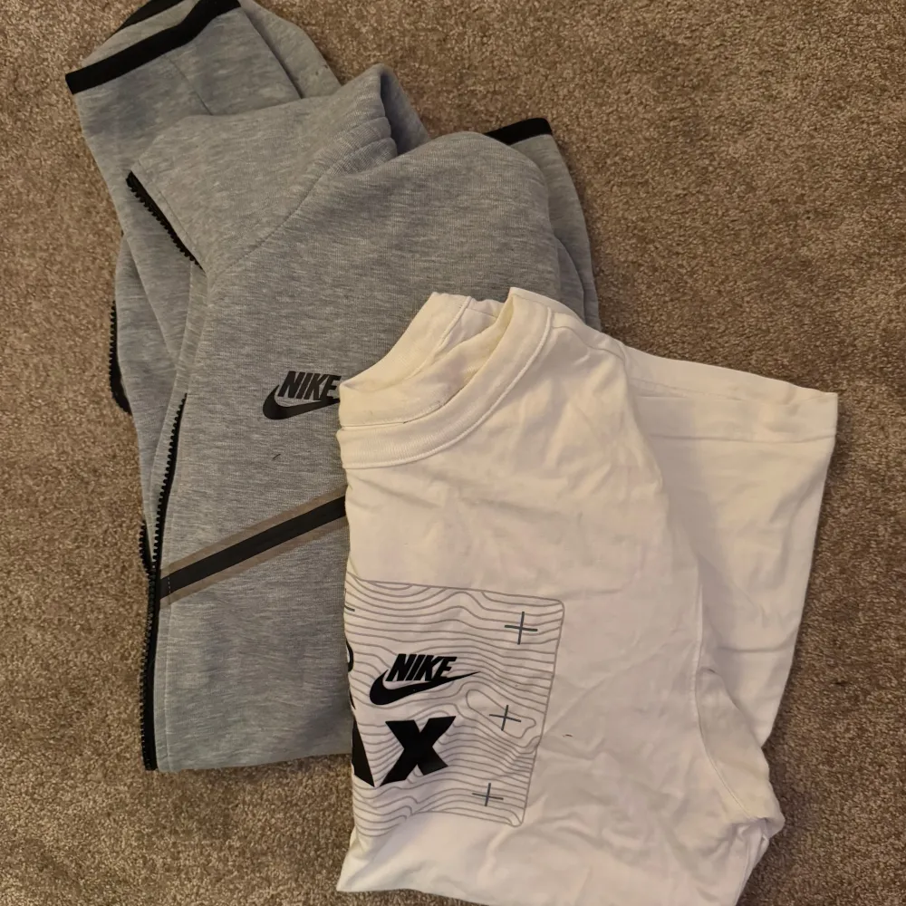 Jag säljer en Nike Tech hoodie med den kommer en Nike T-shirt med, dom är i bra skick, och är i stl S, båda är normla i storleken!🥰. Hoodies.