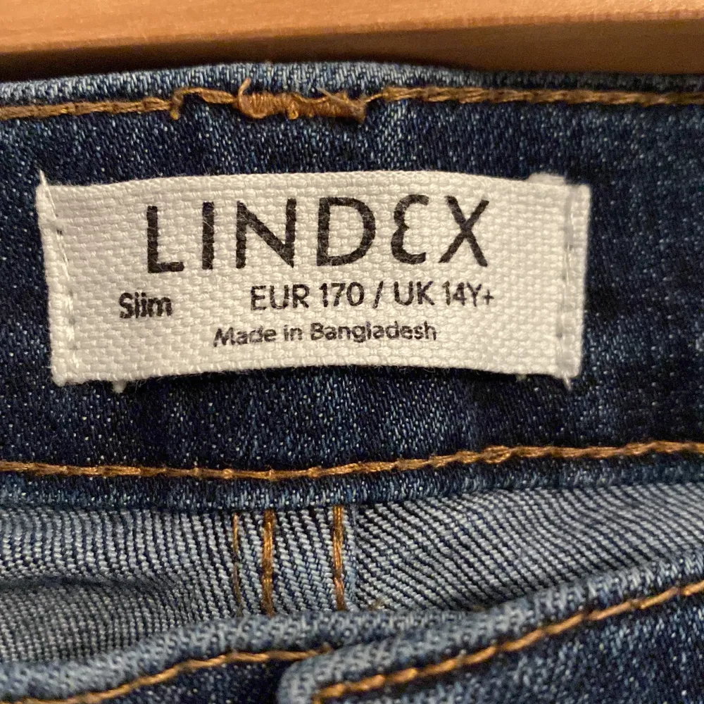 Säljer ett par snygga blå jeans från Lindex i modellen 'Detroit'. De är i slim fit och har en klassisk femficksdesign. Perfekta för både vardag och fest! 🕺. Jeans & Byxor.