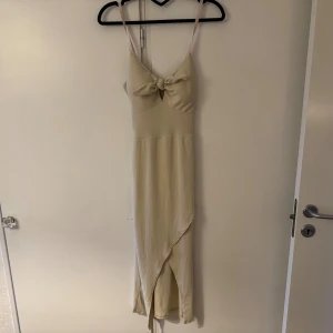 Klänning  - Säljer en jätte fin klänning som passar perfekt till sommaren men även till stranden, den är i bra skick i stl S men är väldigt stretchig! 