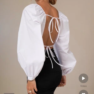Blus med öppen rygg  - Aldrig använd, prislappen är inte kvar 💘 Första bilderna är från hemsidan. 