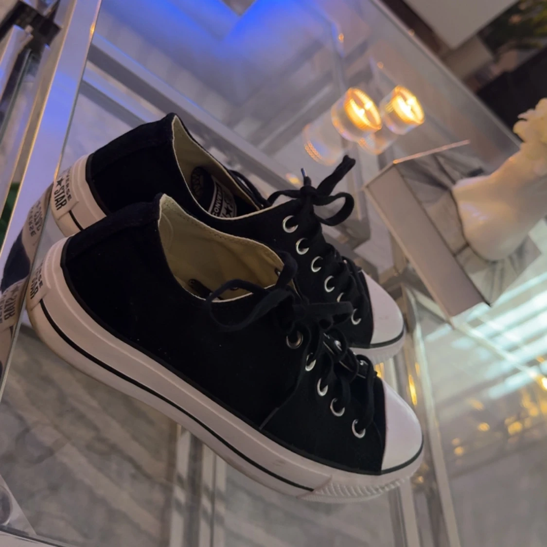 Svarta sneakers med vita detaljer
