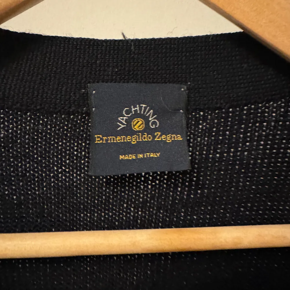 Tja! En riktigt unik cardigan från Zegna köpt i San Remo år 1995 när zegna lanserade deras yacht kollektion. Nypris: +- 7000kr. Mitt pris: 1099. Storlek L hade även passat M. Tröjor & Koftor.