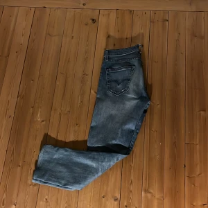 Levis 511 - Levis 511 jeans med små slitningar. Dom är köpta 29/32 men omsydda i butik till 29/31