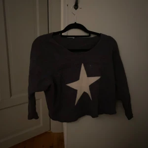 Stickad tröja  - Finns tecknen på använing. Lite stickig 💕