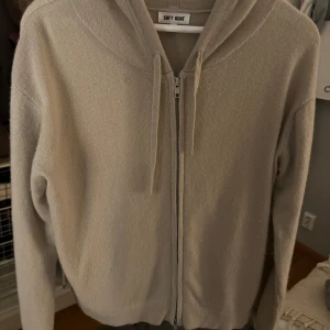 Soft goat  - Super fin cashmere zip-tröja från soft Goat som inte finns på hemsidan längre, bra skick! Storlek S