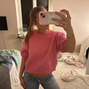 Kortärmad stickad tröja - Säljer denna stickade tröja från Zara! I superbra skick, hör av er vid frågor❤️