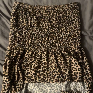 Leopard topp  - jätte fin  o enkel topp  Den är stretchig så funkar storlek Xs och S