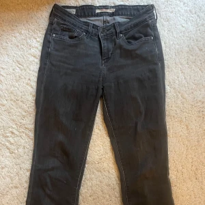 Low waist bootcut Levis jeans - Low waist bootcut jeans från Levis i storlek 25 och ganska stretchiga.