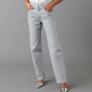 Ginatricot jeans - Säljer ett par snygga grå jeans i straight fit. De är lowwaist💕 De är i petite modell!