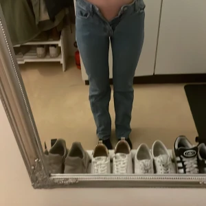 Low straight jeans  - Säljer pågrund av att dom är för små i midjan, är osäker på vad jag skulle lägga in på storlek men se bild tre för storlek