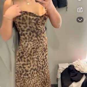 Leopardmönstrad klänning med tunna axelband - snygg leopardmönstrad klänning med tunna axelband. Perfekt för en utekväll eller fest. Klänningen är i mjukt material. Den är i nyskick. Har bara använt 1 gång. Är 155cm lång.