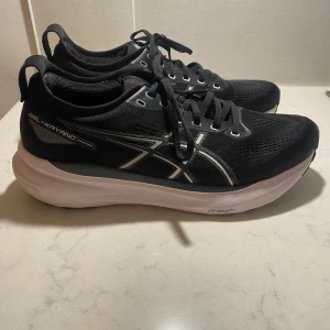 Asics Gel Kayano 31 - Sko från Asics i nästan oanvänt skick som är använd 2-3 gånger. Säljes då de är för små! Storlek 44.5 Nypris 2199kr😁