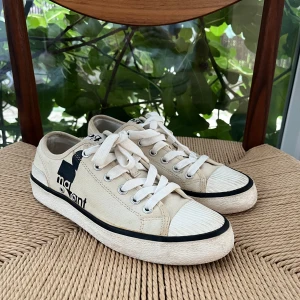 Isabel Marant skor - Säljer ett par snygga sneakers från Isabel Marant. De är inte använda så mycket men har blivit lätt skitiga då de är ljusa. 
