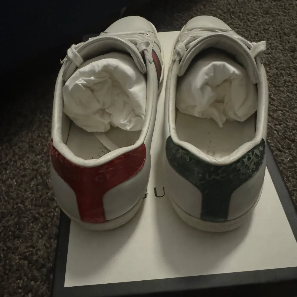 Gucci Ace i storlek 8/42. Passar större. Väldigt fint skick med box etc. Nypris idag 8850kr. Skor.