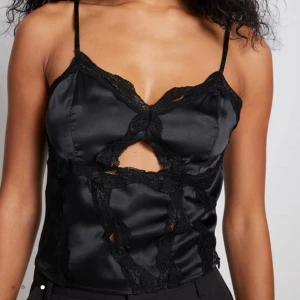 Linne  - Spets/siden linne från Nakd