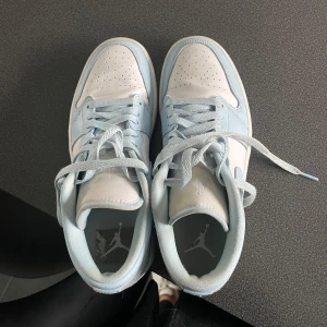 Jordan - Säljer dessa Jordans pågrund av att de inte kommer till användning 💗 köpte för 3800 säljer för 2800💗 är storlek 39 men passar en som har 38 också