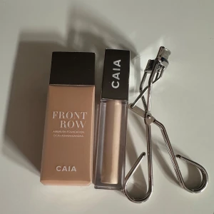 CAIA smink - Säljer deras front row foundation och concealer i 2N, endast testade! Sedan även deras ögonfransböjare, allt för 250kr! Säljer endast allt tillsammans💕