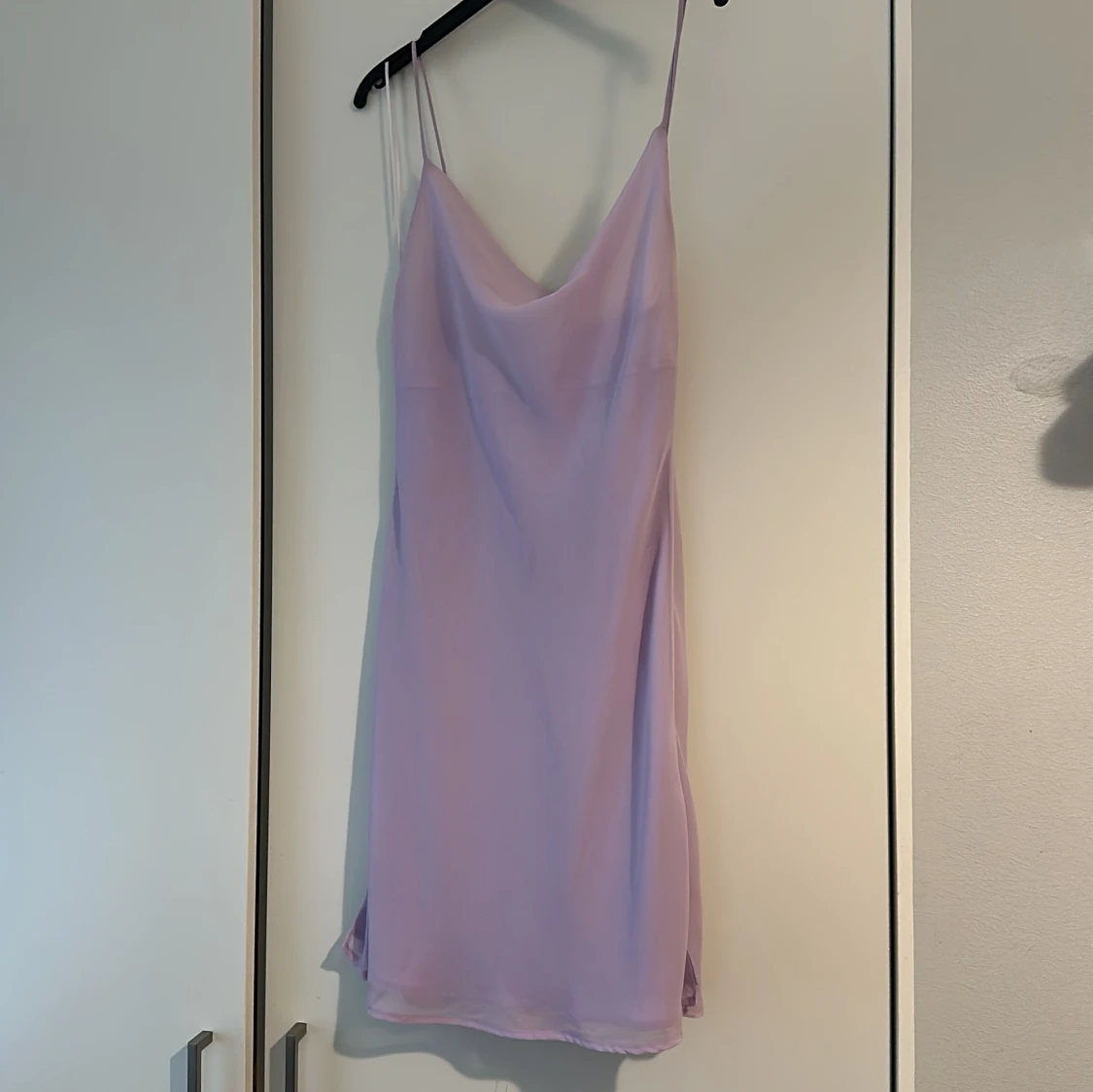 Ljuslila axelbandslös klänning