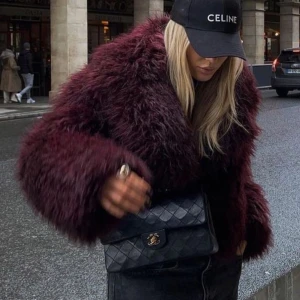  Pälsjacka - Säljer min favorit pälsjacka! Jackan är MÖRK röd som på första bilden men min mobil ändrar bilden till ljusare vilket gör att jackan ser ljusare ut. Pris kan alltid diskuteras🥰🥰 Skriv vid frågor, HELT oanvänd. Storlek M passa