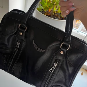 Zadig liknande  - Super fin stor zadig liknande väska som tyvärr inte kommit till användning, helt ny och oanvänd 💞 den är stor med plats för mycket inuti, bredd ca 18-19cm, längd 34cm, höjd 25cm. använd köp nu💞