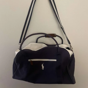 Ralph Lauren Weekendbag - Stilig Weekendbag från Ralph Lauren i mycket bra skick. Funkar perfekt i alla sammanhang. Skriv vid funderingar/för fler bilder!   