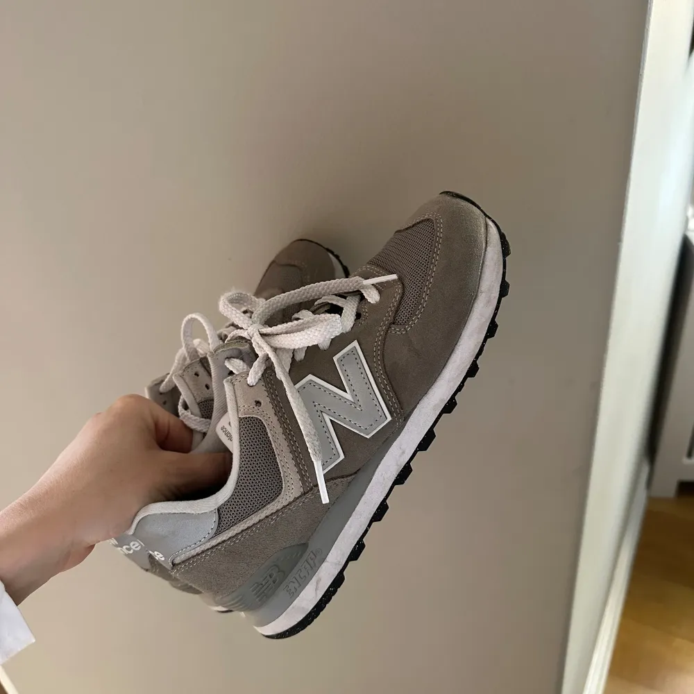 Sneakers från New balance köpta förra året, använd ca 3 gånger. Säljer pga för små för mig! Dom har lite smuts på vita kanten men inget som inte går bort i tvätten😊strl 40 men små i storleken så skulle säga att det mer passar en 38,5, 39 eller 39,5.. Skor.