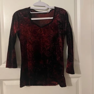 Röd topp  - Säljer denna vinröda toppen från Kappahl i storlek S.