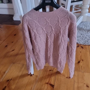 Stickad tröja - Xs/s. Jättefin och skön tröja. Sparsamt använd. 