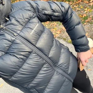 Peak jacka - Säljer min jättefina peak performance jacka, köpt förra året och i väldigt fint skick. Har ett litet hål på ryggen annars i topp skick💕skriv om fler frågor 