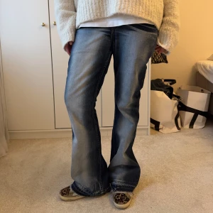 Levis bootcut jeans - Levis jeans i storlek 29/30. 35cm över midjan och 80cm i innersöm💙💙