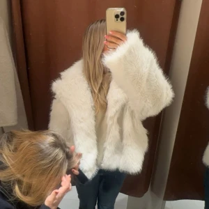 Fluffig jacka - Vit fluffig jacka jag köpte förra vintern, väldigt varm och gosig, nypris är 700, använd fåtal gånger i bra skick 