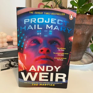 Project hail mary bok - Välkända boken project hail mary av Andy weir! Endast läst en gång🤩kostar just nu 155kr på adlibris hemsida!
