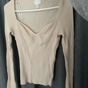 Ribbstickad tröja - Såå fin tröja men används aldrig. Långa, vida ärmar. Fin urringning. 