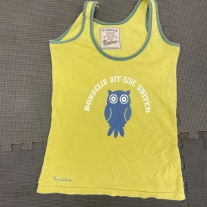 Grönt linne - Gulligt linne med tryck. En liten liten fläck på framsidan. Knappt synlig :)Skriv vid frågor☺️