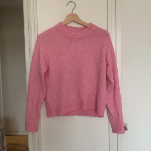 Super snygg tröja  - Jätte fin rosa tröja från vero Moda som inte har kommit till användning inga deferenser💕