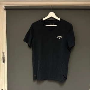 Mörkblå t-shirt från Morris - Säljer en stilren mörkblå t-shirt från Morris i storlek M. T-shirten är i bra skick och gjord av mjukt material. Passar till allt 