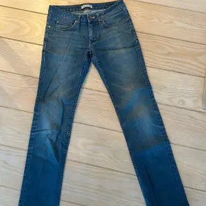 Riktigt feta grisch jeans från Acne Studios. Fint skick utan några större skador. Förmodligen storlek 28/32 men inga angivna storlekar.  Kom pm vid frågor