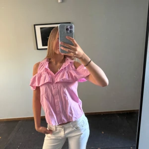 Kortärmad blus med volang - Rosa och så fin. Perfekt skick. Så unik. 