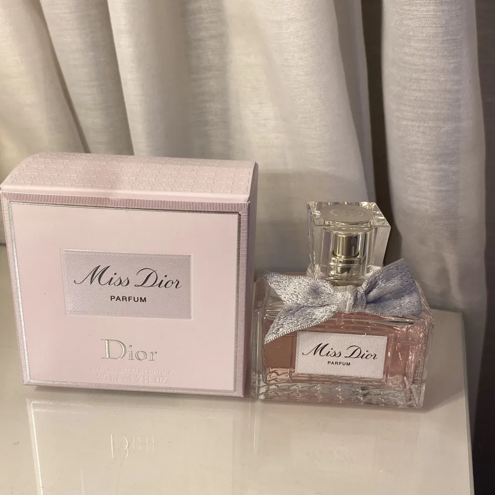 Miss dior parfym och box, använd några gånger, ca 80% kvar i! . Parfym.