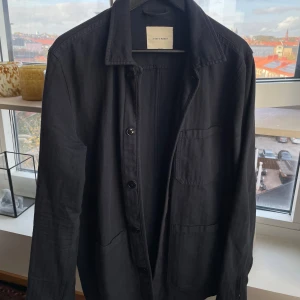 A days march overshirt - A days march overshirt  Färg - navy  Storlek - M   Fint skick inga defekter, nypris 1500kr! 