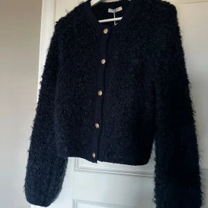 Marinblå kofta/ jacka - En mysig marinblå kofta/jacka med guld knappar ifrån Gina tricot i storlek S