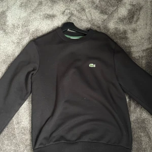Lacoste tröja  - Hej, säljer denna Lacoste tröja som är nästan till ny, inga skador eller liknande finns. Den är storlek S!