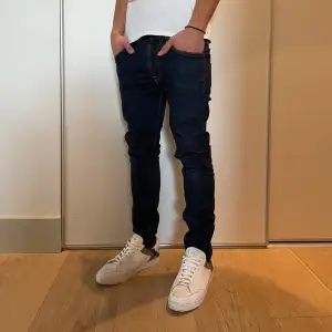 Hej! Vi säljer nu ett par vidrigt snygga Nudie jeans | Strl: 30/32 Skick: 10/10 Retail: ca 1700kr | För ytterligare frågor är det bara att skriva 🌴