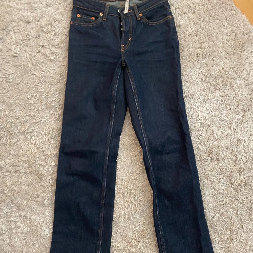 Mörkblå jeans med rak passform och medelhög midja. Modellen heter ”pin mid” från weekday i jättebra skick!. Jeans & Byxor.